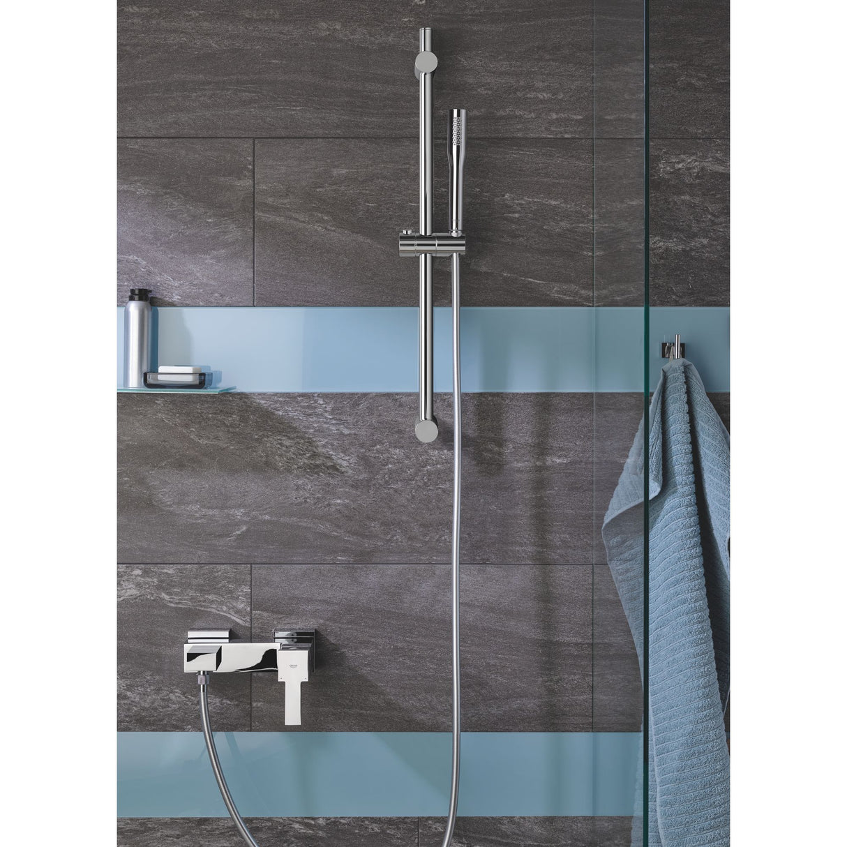 Douche Grohe, colonne et mitigeur chromés, couleur argent, design moderne