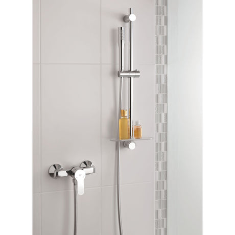 Colonne de douche Grohe chromée avec mitigeur mural, douchette et tablette, couleur argentée