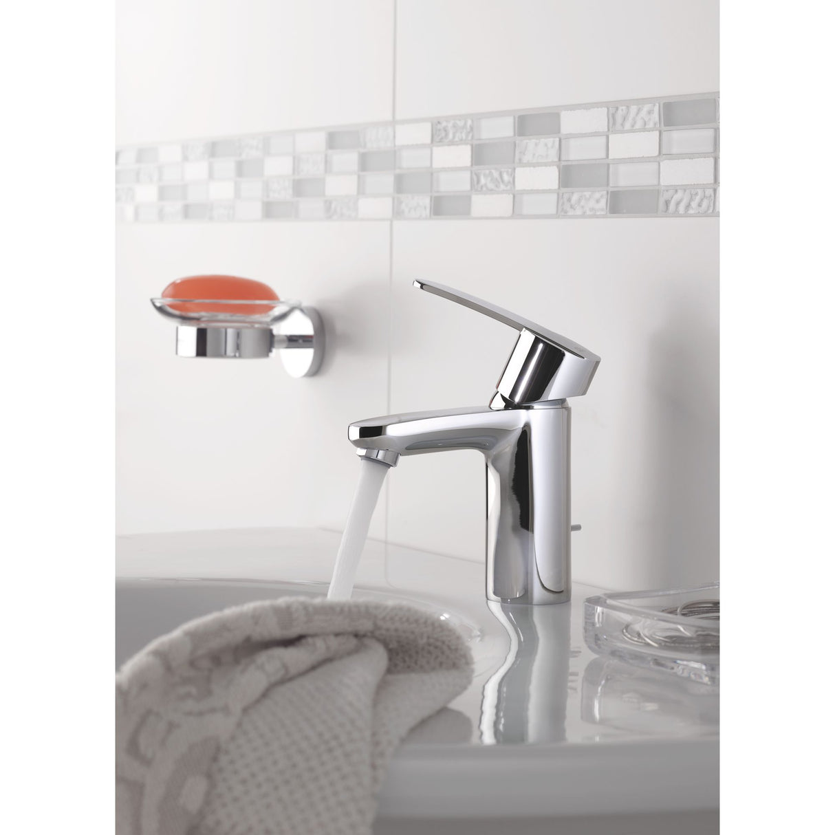 Mitigeur chromé Grohe, robinet de salle de bain, couleur argent, eau en écoulement