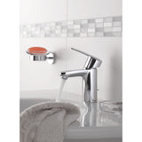 Mitigeur chromé Grohe, robinet de salle de bain, couleur argent, eau en écoulement