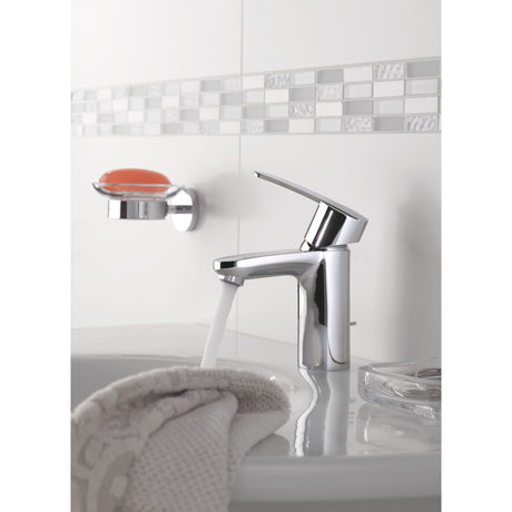 Mitigeur chromé Grohe, robinet de salle de bain, couleur argent, eau en écoulement
