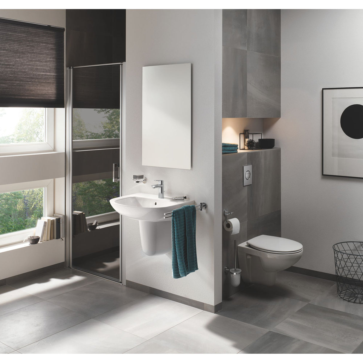 Salle de bain moderne avec lavabo suspendu Grohe, couleur blanche, accessoires chromés.