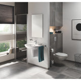 Salle de bain moderne avec lavabo suspendu Grohe, couleur blanche, accessoires chromés.