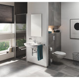 Salle de bain moderne avec WC suspendu Grohe, lavabo blanc, finition gris clair
