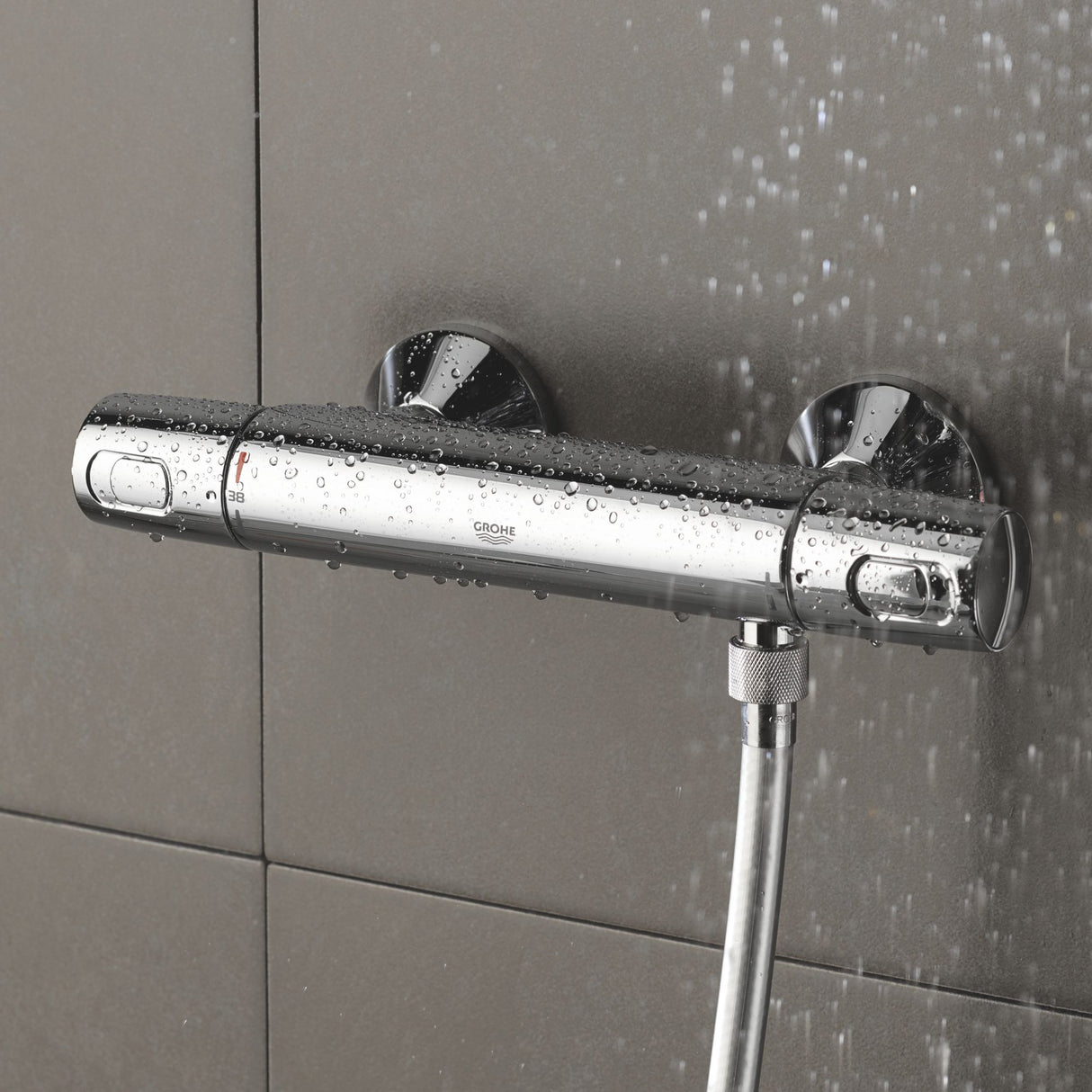 Mitigeur de douche Grohe chromé, robinet thermostatique mural, couleur argentée.