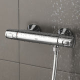 Mitigeur de douche Grohe chromé, robinet thermostatique mural, couleur argentée.