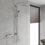Douche Grohe, colonne de douche thermostatique, couleur chromée, installée sur carrelage clair