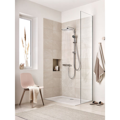 Douche Grohe, colonne de douche, finition chrome, dans une salle de bain moderne beige