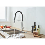 Mitigeur cuisine Grohe, couleur chrome et noir, installé sur un évier inox moderne.