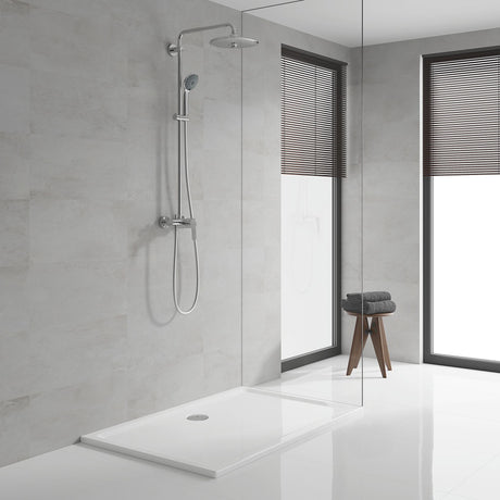 Colonne de douche Grohe, finition chromée, dans une salle de bain moderne blanche