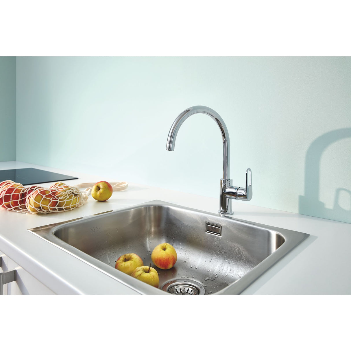 Mitigeur Grohe, robinet cuisine chromé, couleur argent, installé sur évier inox.