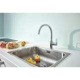 Mitigeur Grohe, robinet cuisine chromé, couleur argent, installé sur évier inox.