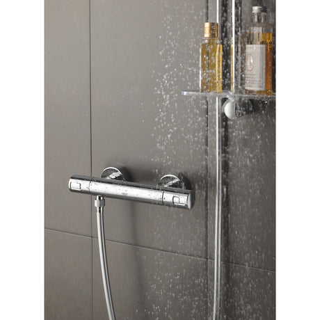 Mitigeur de douche Grohe, robinet thermostatique couleur chromé dans une cabine de douche