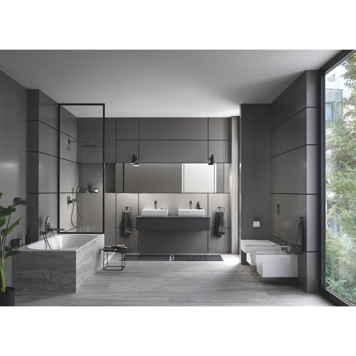 Salle de bain moderne Grohe avec mobilier sanitaire gris, baignoire, lavabos et accessoires chromés.