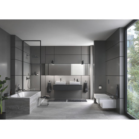 Salle de bain moderne Grohe avec mobilier sanitaire gris, baignoire, lavabos et accessoires chromés.