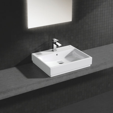 Lavabo rectangulaire blanc Grohe avec robinet moderne, vasque salle de bain design