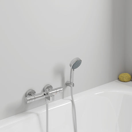 Mitigeur thermostatique Grohe, type robinet bain-douche, couleur chrome, monté sur mur.