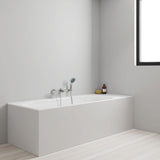 Baignoire Grohe blanche rectangulaire avec mitigeur mural, salle de bain moderne lumineuse