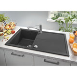 Évier noir Grohe en composite, cuisine moderne, robinet chrome, fruits à proximité