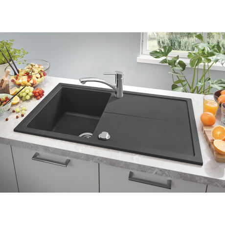 Évier noir Grohe en composite, cuisine moderne, robinet chrome, fruits à proximité