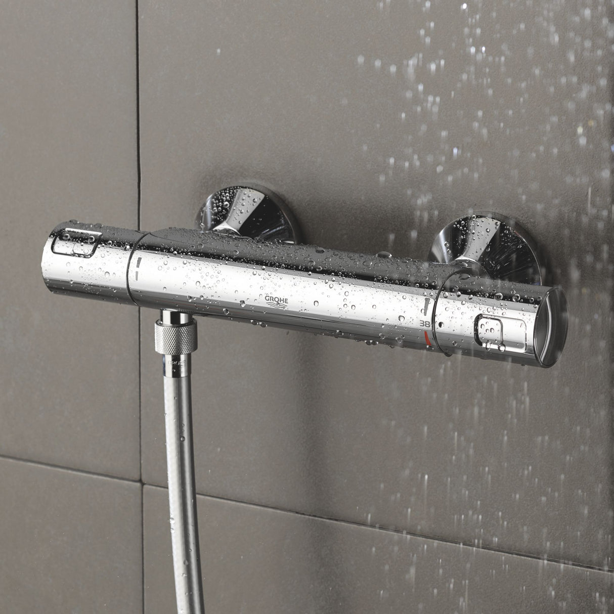 Mitigeur thermostatique de douche Grohe chromé argent fixé au mur, design moderne