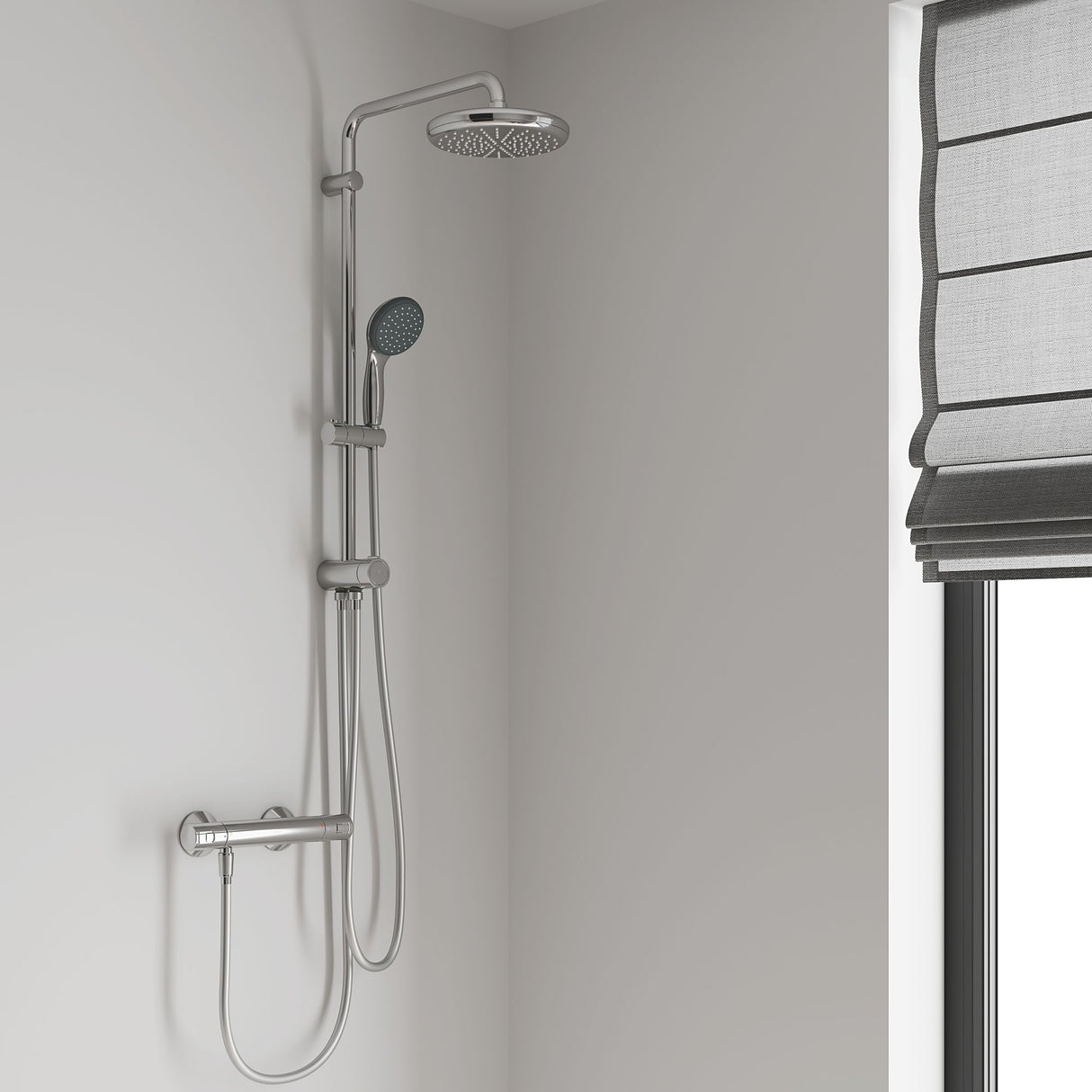 Colonne de douche Grohe chromée avec pommeau rond, mitigeur et douchette, couleur argenté