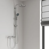 Colonne de douche Grohe chromée avec pommeau rond, mitigeur et douchette, couleur argenté