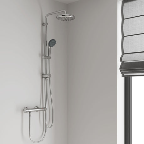 Colonne de douche Grohe chromée avec pommeau rond, mitigeur et douchette, couleur argenté