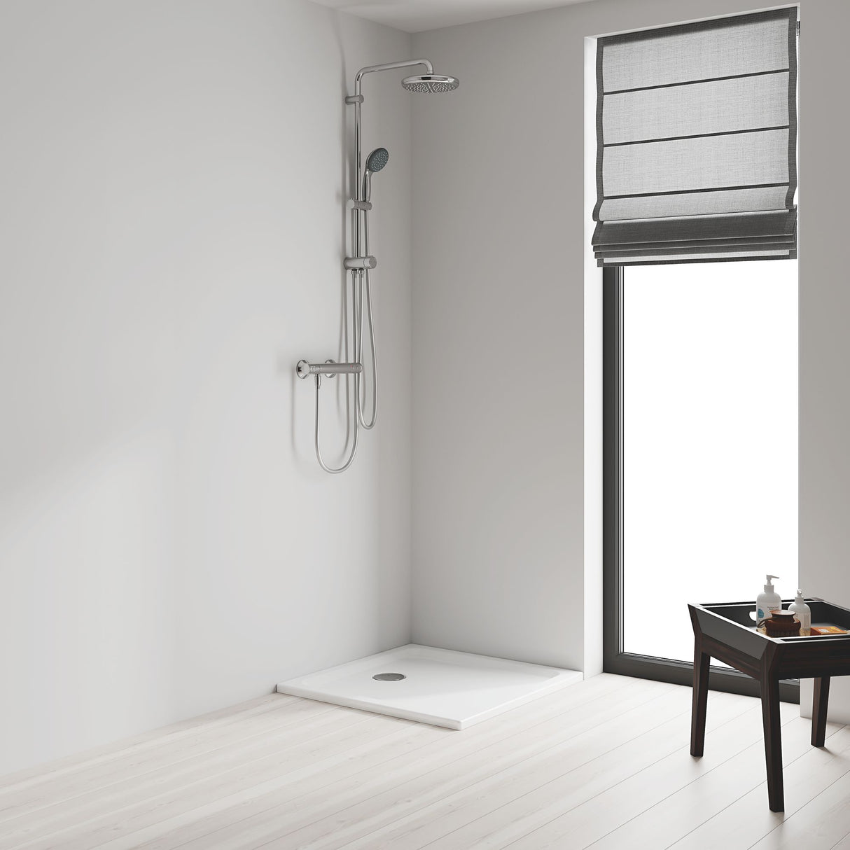 Colonne de douche Grohe, type robinetterie, couleur chrome, installée dans une salle de bain moderne.