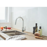 Mitigeur de cuisine Grohe, robinet en acier inoxydable, couleur argent, sur plan de travail bois.