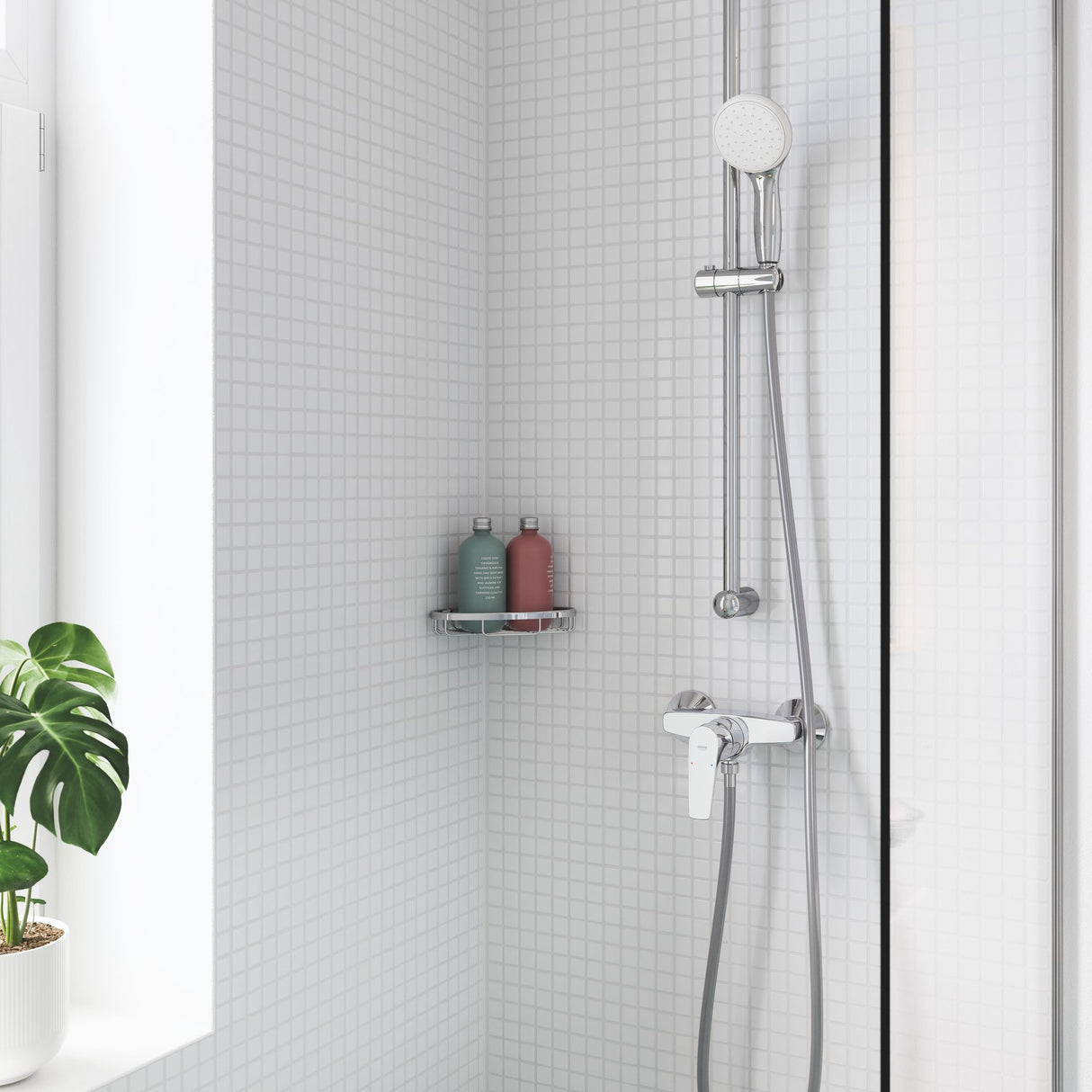 Colonne de douche Grohe, couleur chrome, installation sur carrelage blanc
