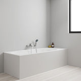 Baignoire Grohe blanche, modèle rectangulaire, installée dans une salle de bain moderne.