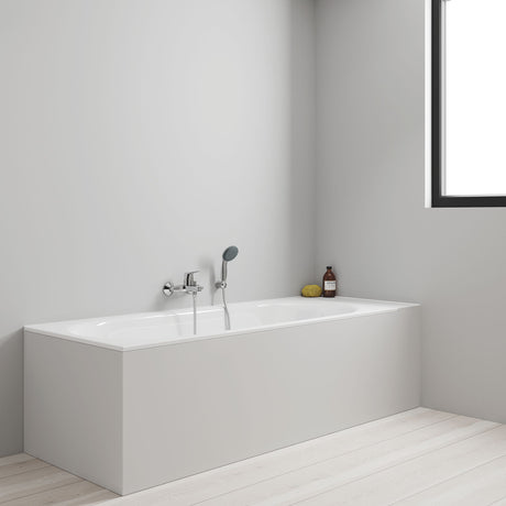 Baignoire Grohe blanche, modèle rectangulaire, installée dans une salle de bain moderne.