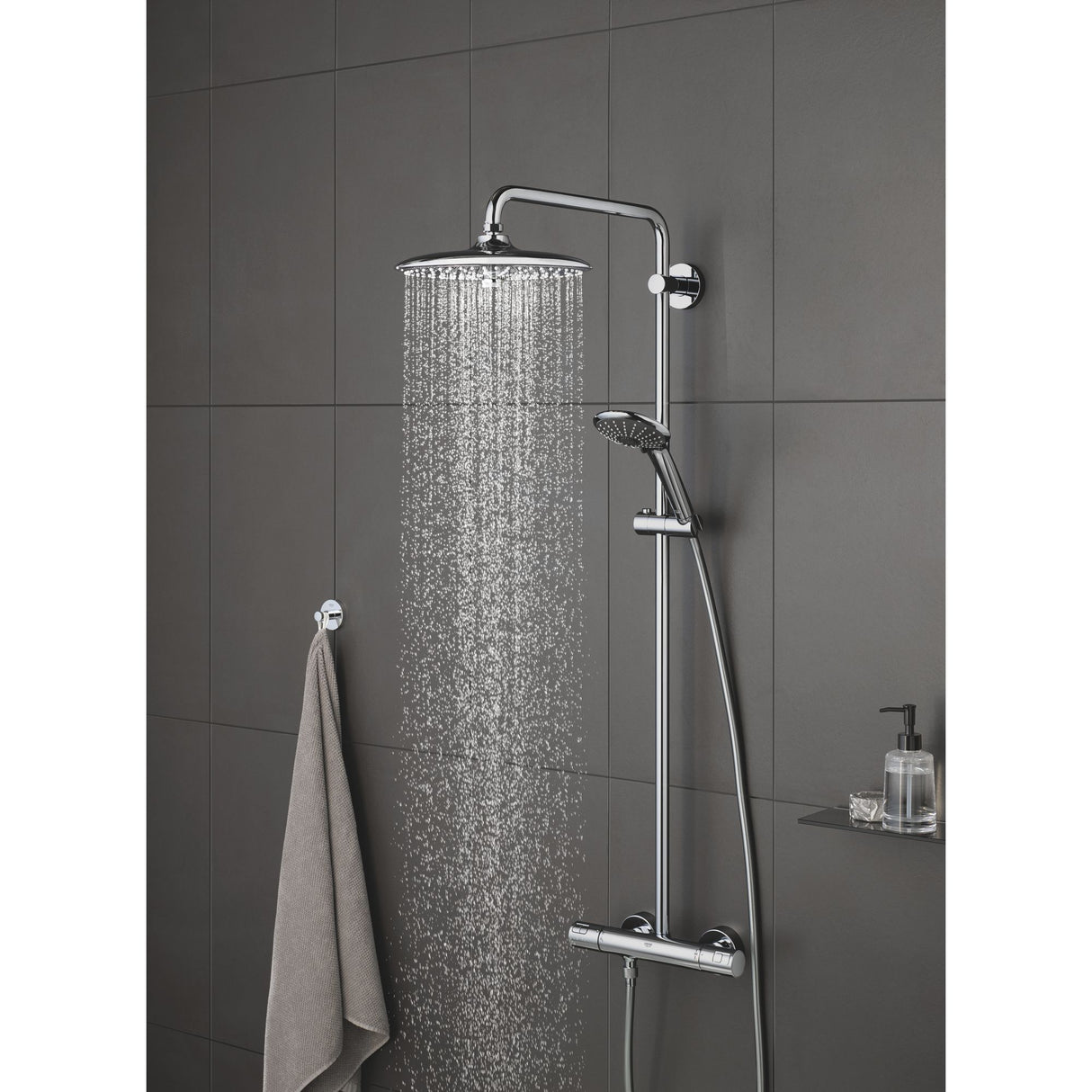 Colonne de douche Grohe chromée avec douchette, robinet thermostatique, couleur argentée