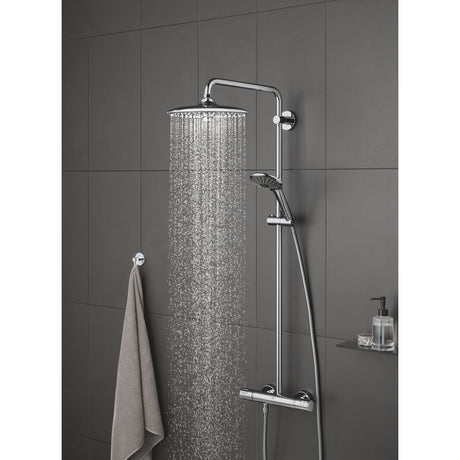 Colonne de douche Grohe chromée avec douchette, robinet thermostatique, couleur argentée