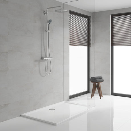 Colonne de douche Grohe chromée, salle de bain moderne, robinetterie couleur argentée