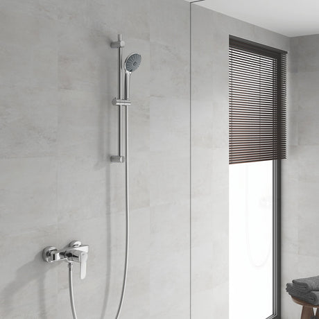 Colonne de douche Grohe chromée, robinetterie moderne, couleur argent, installée sur carrelage clair