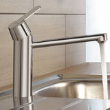 Mitigeur de cuisine Grohe, finition chromée argentée, robinet design moderne avec bec long.