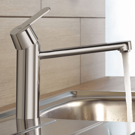 Mitigeur de cuisine Grohe, finition chromée argentée, robinet design moderne avec bec long.