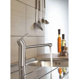 Mitigeur de cuisine Grohe chromé, robinet moderne à bec long, couleur argent, eau en écoulement.
