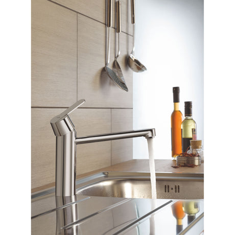 Mitigeur de cuisine Grohe chromé, robinet moderne à bec long, couleur argent, eau en écoulement.