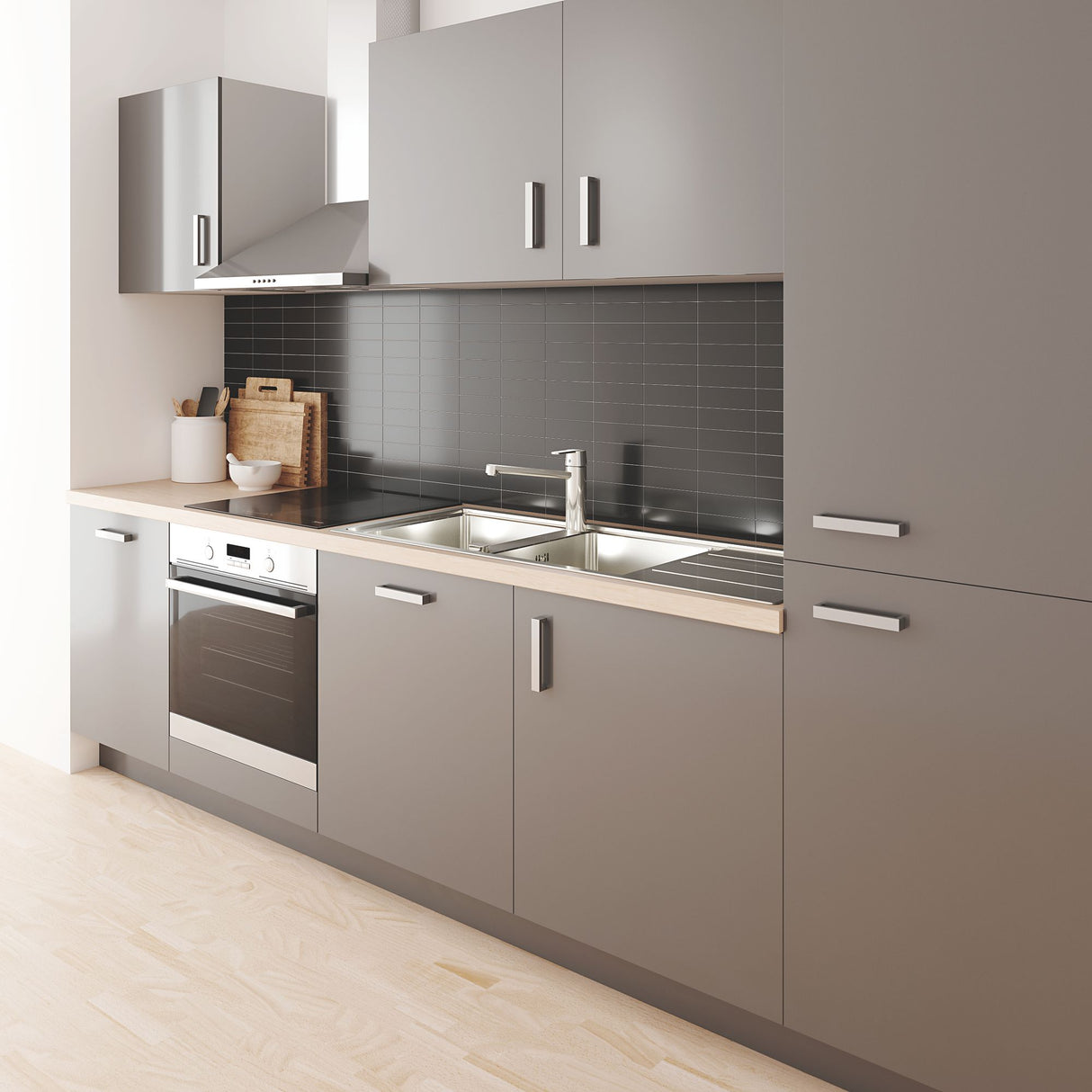 Cuisine moderne avec évier inox Grohe, robinetterie, meuble gris et plan de travail bois clair
