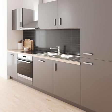 Cuisine moderne avec évier inox Grohe, robinetterie, meuble gris et plan de travail bois clair