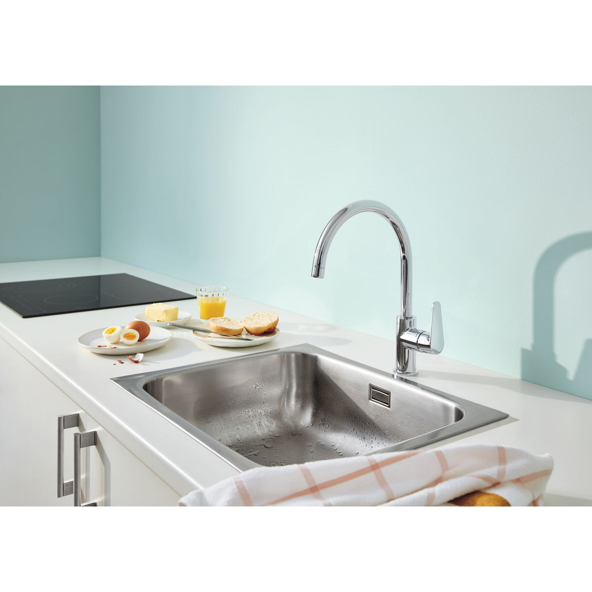Mitigeur cuisine Grohe chromé, robinet moderne, couleur argent, sur évier inox.