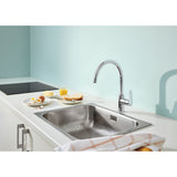 Mitigeur cuisine Grohe chromé, robinet moderne, couleur argent, sur évier inox.
