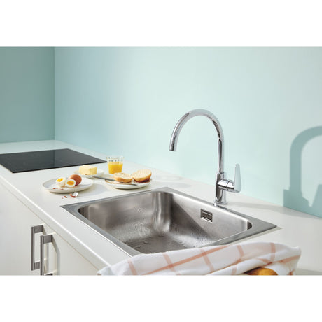 Mitigeur cuisine Grohe chromé, robinet moderne, couleur argent, sur évier inox.