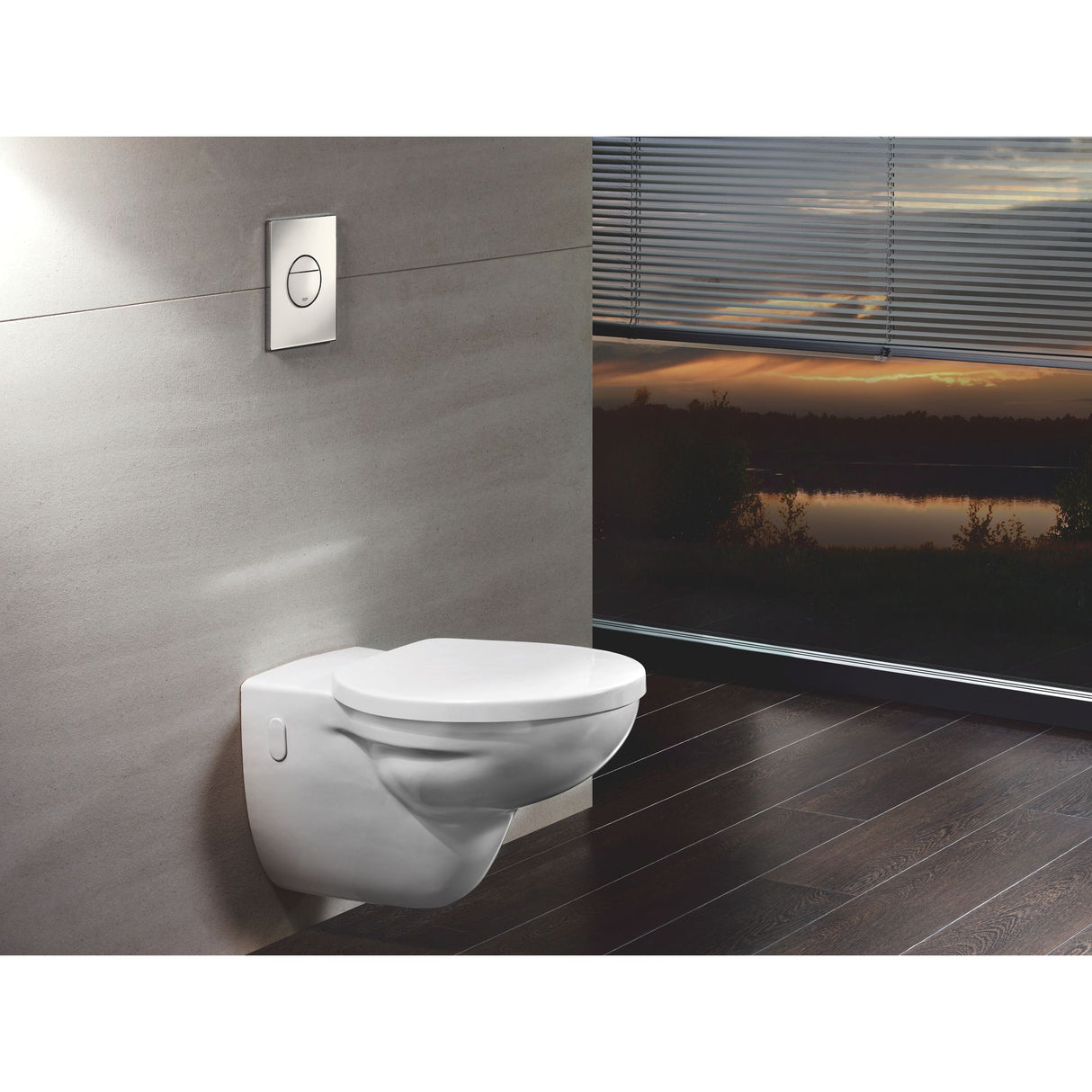 Toilette suspendue Grohe blanche, design moderne, installée sur mur gris.