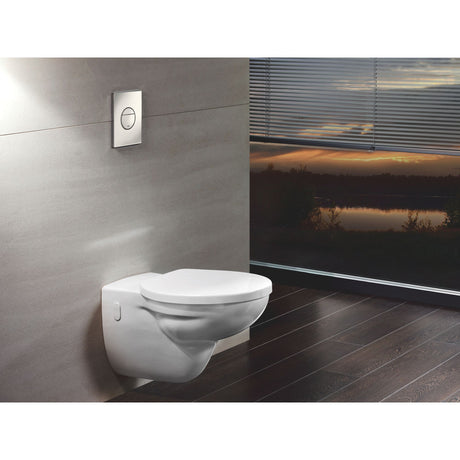 Toilette suspendue Grohe blanche, design moderne, installée sur mur gris.