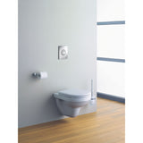 Toilette suspendue Grohe blanche avec bouton de chasse chromé, installée dans une salle de bain moderne.