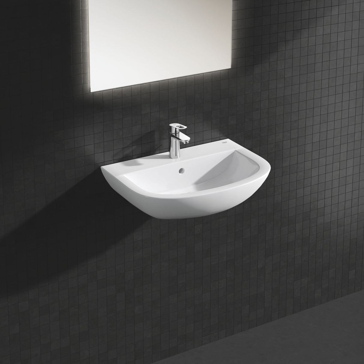 Lavabo blanc Grohe mural, céramique, robinet chromé, design moderne